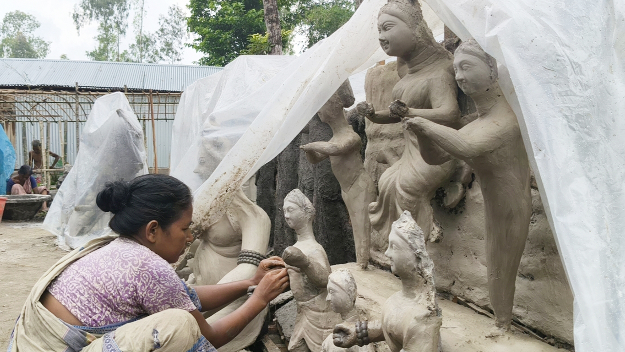 গ্রামীণ নারীর হাতের ছোঁয়ায় গড়ে উঠছে দুর্গা প্রতিমা